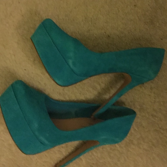 Jessica Simpson Suede Pumos - Picture 5 of 5